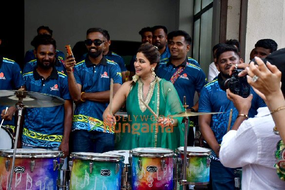 photos shilpa shetty and shamita shetty ganapati bappa immersion at her residence 6