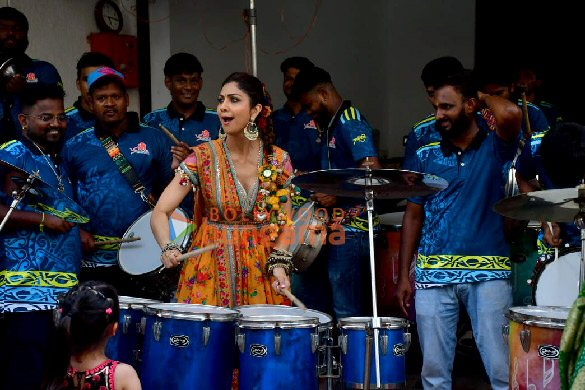 photos shilpa shetty and shamita shetty ganapati bappa immersion at her residence 7
