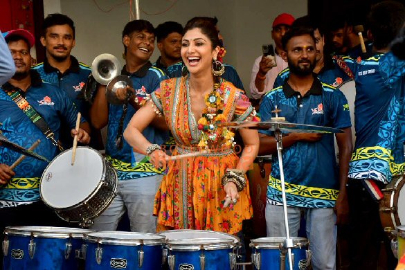 photos shilpa shetty and shamita shetty ganapati bappa immersion at her residence 8