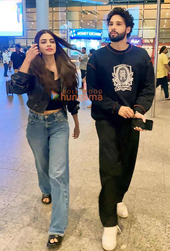 photos siddhant chaturvedi and malavika mohanan snapped at the airport 2