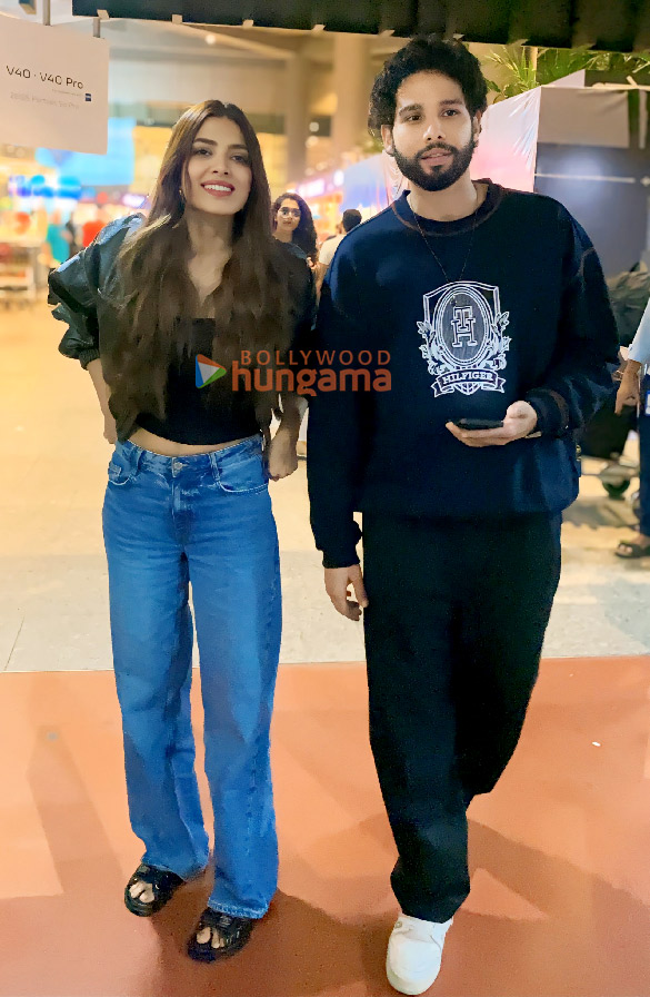 photos siddhant chaturvedi and malavika mohanan snapped at the airport 3