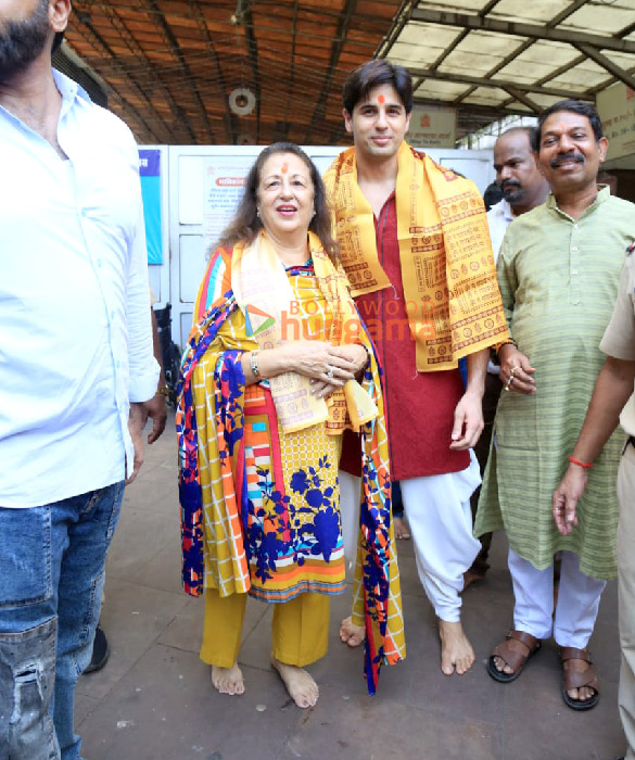 photos sidharth malhotra seeks blessings with his mother at siddhivinayak temple 3