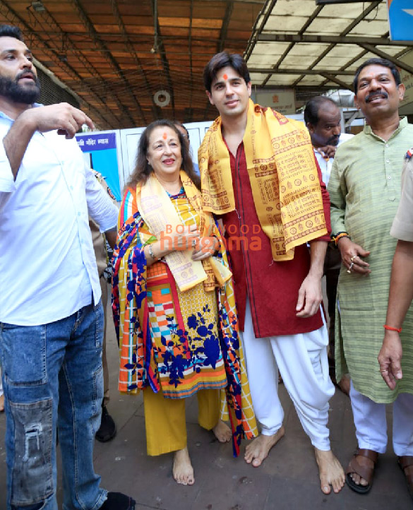 photos sidharth malhotra seeks blessings with his mother at siddhivinayak temple 6