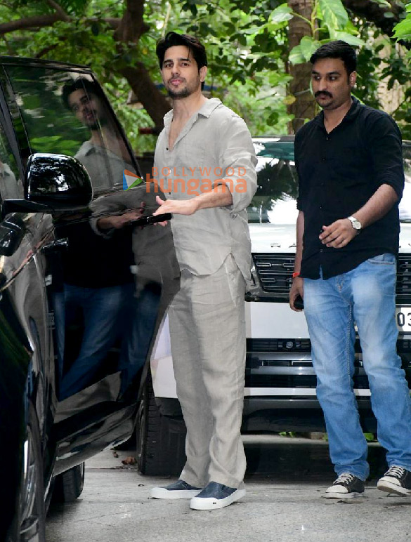 photos sidharth malhotra snapped outside maddock films office in santacruz 1