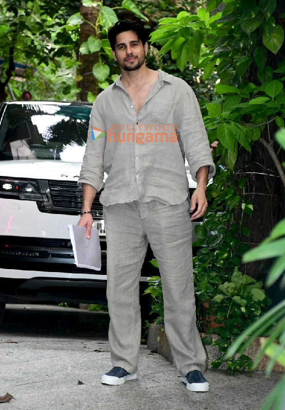 Photos: Sidharth Malhotra snapped outside Maddock Films’ office in Santacruz Photos: Sidharth Malhotra snapped outside Maddock Films’ office in Santacruz