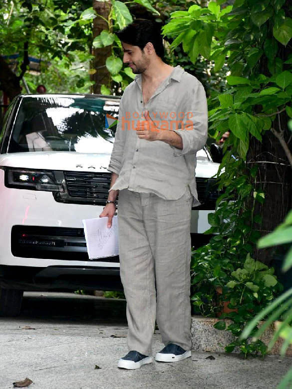 photos sidharth malhotra snapped outside maddock films office in santacruz 3