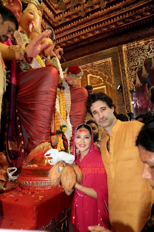 photos varun dhawan atlee kumar murad khetani and others snapped at lalbaugcha raja 2