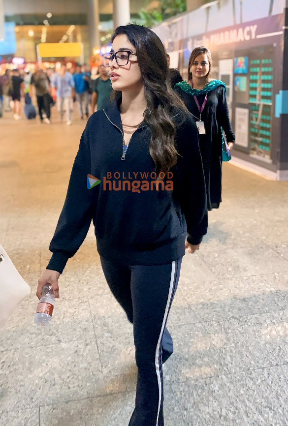 photos varun dhawan and janhvi kapoor snapped at the airport 3