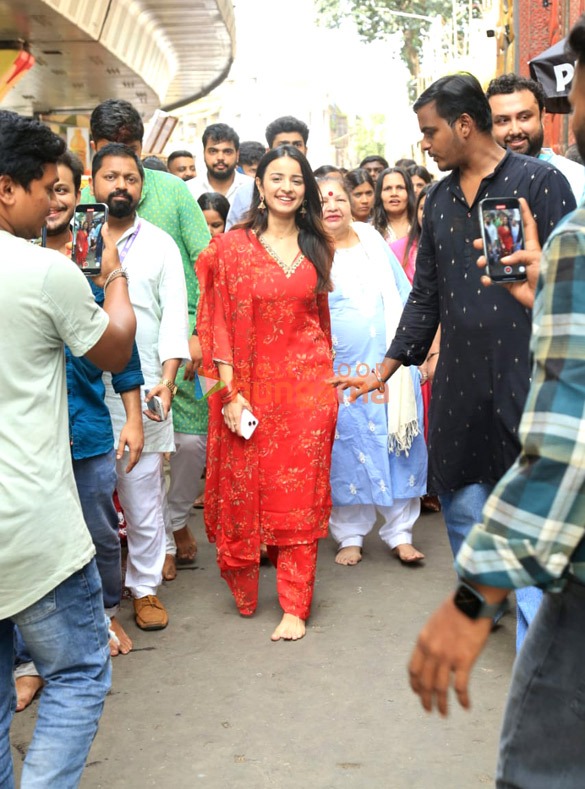 photos vicky kaushal esha deol and others snapped at lalbaugcha raja 2