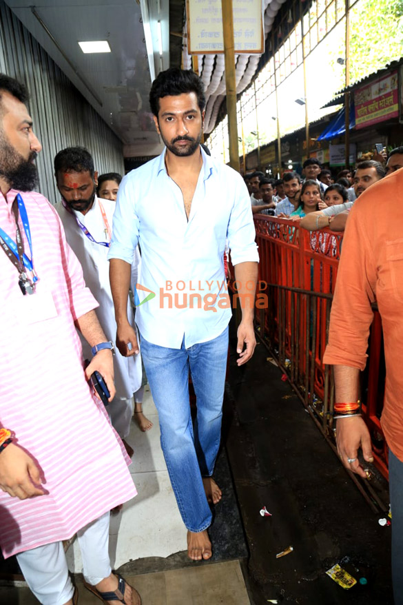 photos vicky kaushal and esha deol snapped at lalbaugcha raja 5