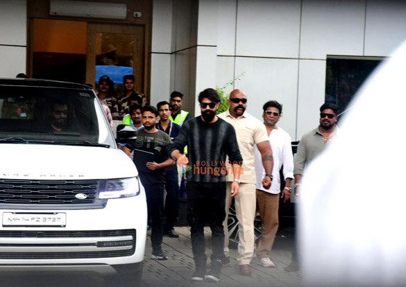 photos yash snapped at kalina airport 3