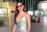 So beautiful! Amyra Dastur smiles as she poses for paps at the airport