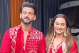 Twinning & Winning! Sonakshi Sinha & Zaheer Iqbal walk hand in hand