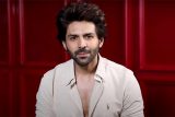 Kartik Aaryan REACTS to Hilarious Social Media Comments | Shraddha Kapoor | Kriti Sanon