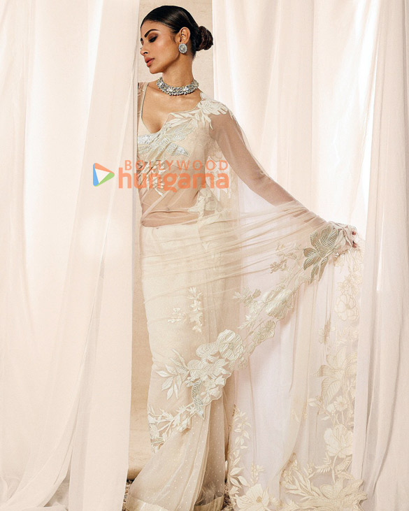 mouni roy 5 113