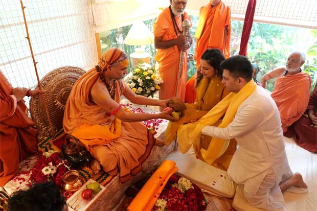 Parineeti Chopra and Raghav Chadha receive blessings from Shankaracharya Ji as he visits their home