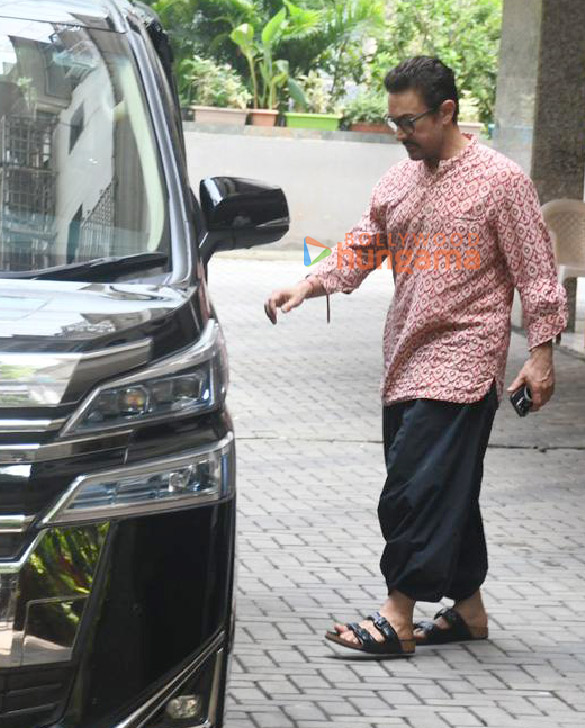Photos: Aamir Khan snapped at Reena Dutta’s house in Bandra Photos: Aamir Khan snapped at Reena Dutta’s house in Bandra