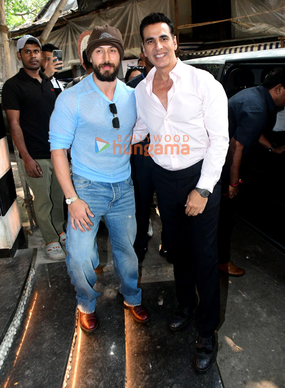 photos ajay devgn akshay kumar tiger shroff and arjun kapoor snapped at torii restaurant in bandra 2