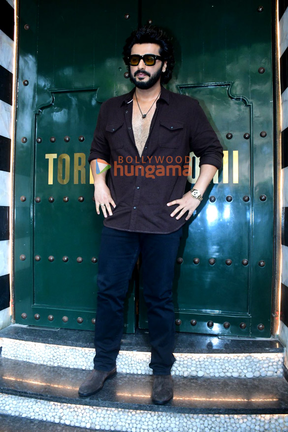 photos ajay devgn akshay kumar tiger shroff and arjun kapoor snapped at torii restaurant in bandra 3