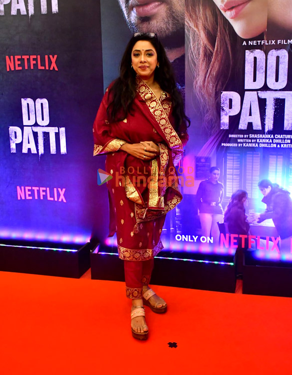 photos ajay devgn kajol kriti sanon and others grace the premiere of do patti 1005 5