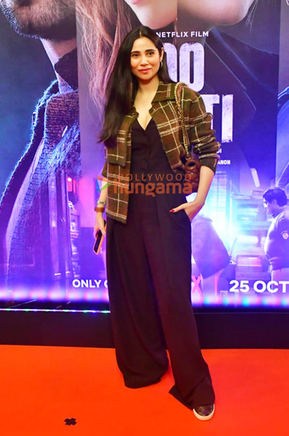 photos ajay devgn kajol kriti sanon and others grace the premiere of do patti 4