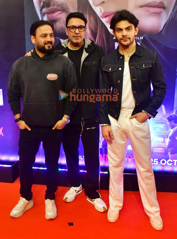 photos ajay devgn kajol kriti sanon and others grace the premiere of do patti 8
