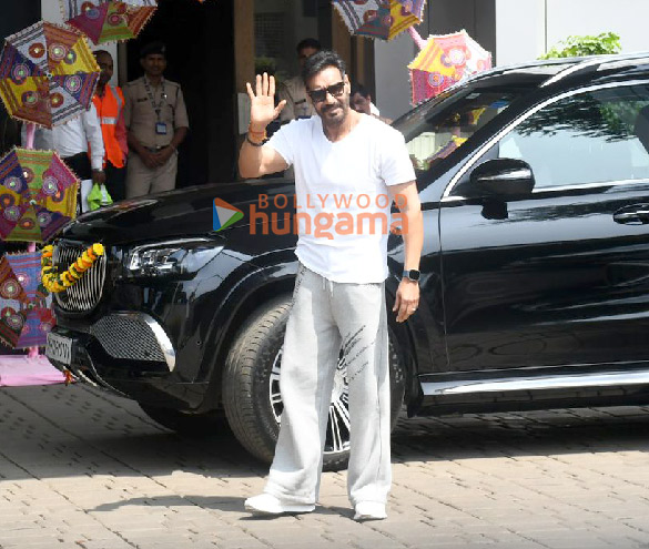 Photos: Ajay Devgn, Kareena Kapoor Khan, Sanjay Dutt and Rohit Shetty snapped at Kalina airport Photos: Ajay Devgn, Kareena Kapoor Khan, Sanjay Dutt and Rohit Shetty snapped at Kalina airport