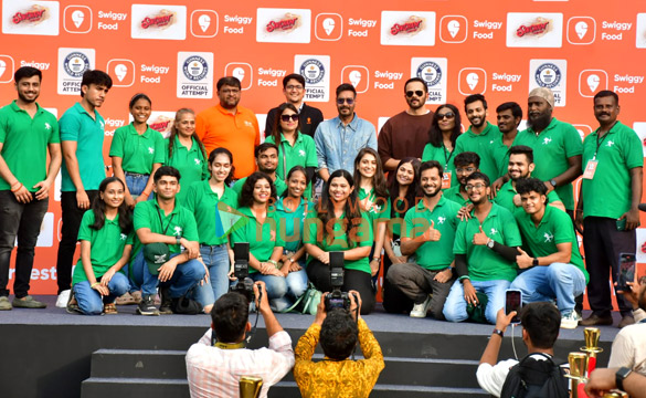 photos ajay devgn and rohit shetty attempt the guinness world record for the largest vada pav delivery at airport high school junio 3