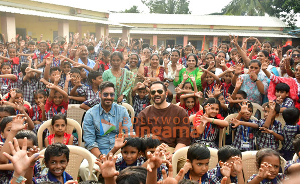 photos ajay devgn and rohit shetty attempt the guinness world record for the largest vada pav delivery at airport high school junio 9