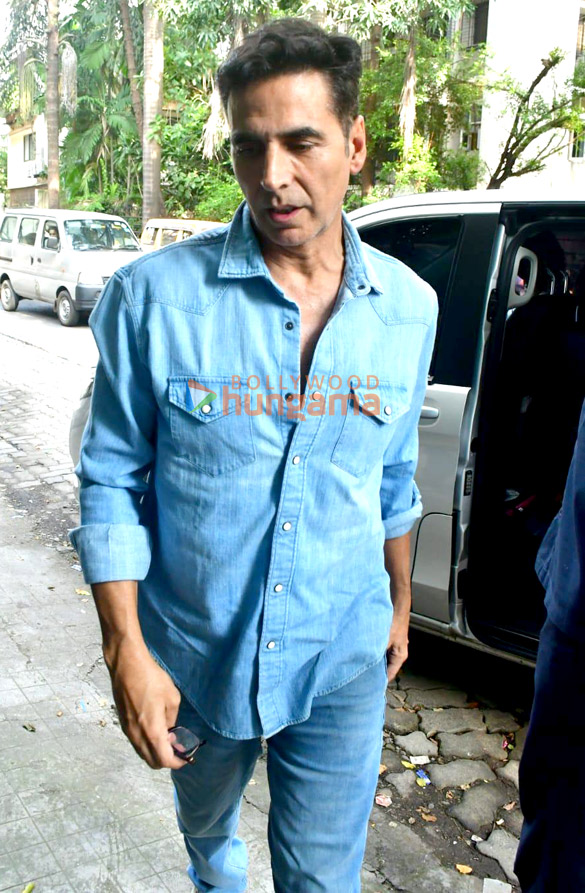 Photos: Akshay Kumar snapped with family outside dental clinic in Juhu Photos: Akshay Kumar snapped with family outside dental clinic in Juhu