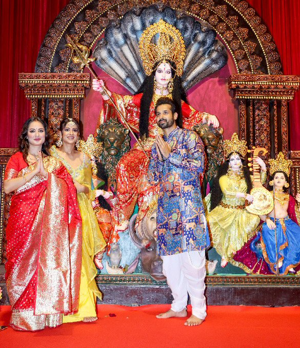 photos ankita lokhande nia sharma rashami desai siddharth nigam and many more snapped at the goregaon durga mahotsav 2024 9