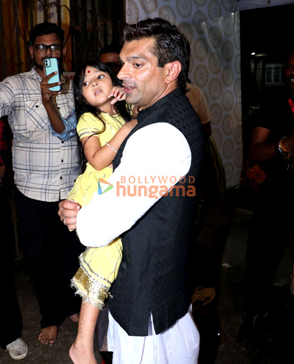 photos bipasha basu and karan singh grover snapped at durga puja pandal in mumbai 5