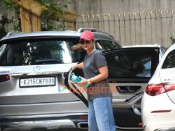 Photos: Kareena Kapoor Khan snapped at Karisma Kapoor’s house in Khar