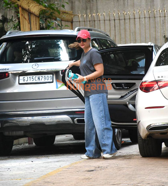 Photos: Kareena Kapoor Khan snapped at Karisma Kapoor’s house in Khar