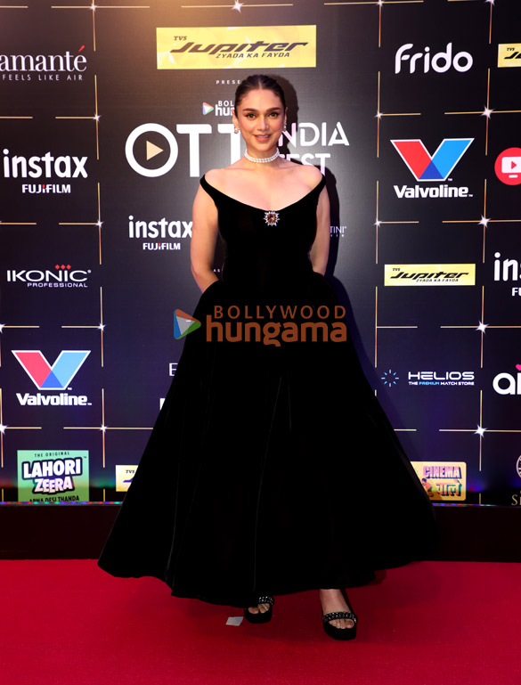 photos kartik aaryan tiger shroff sonakshi sinha sophie choudry raveena tandon and others snapped at the pink carpet and awards c 19