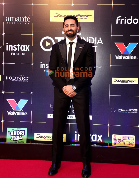 photos kartik aaryan tiger shroff sonakshi sinha sophie choudry raveena tandon and others snapped at the pink carpet and awards c 21