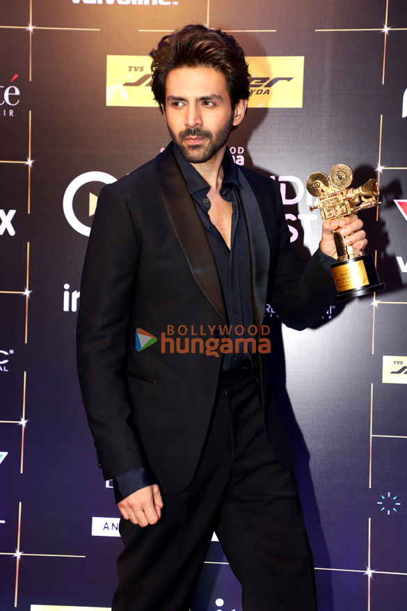 photos kartik aaryan tiger shroff sonakshi sinha sophie choudry raveena tandon and others snapped at the pink carpet and awards c