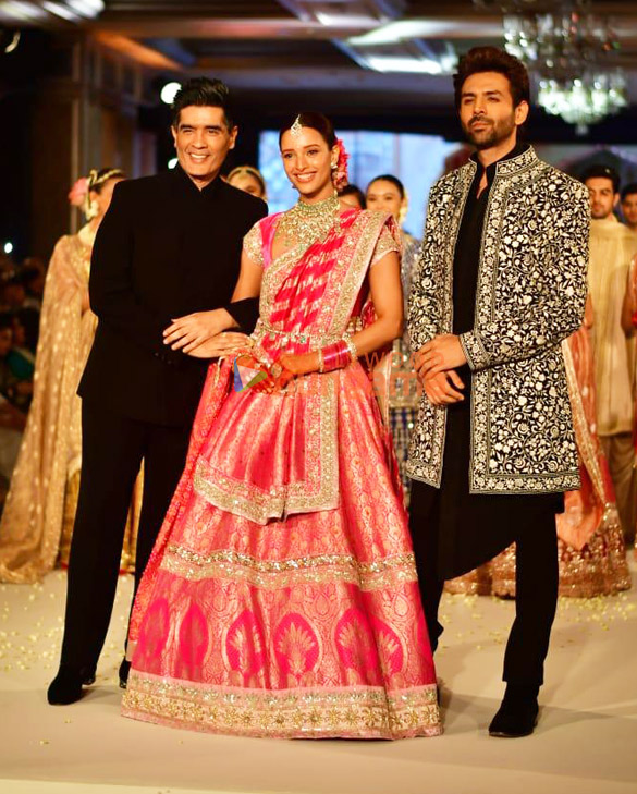 photos kartik aaryan triptii dimri and others turn showstoppers at the manish malhotra fashion show 11