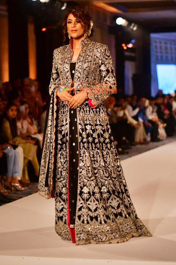 photos kartik aaryan triptii dimri and others turn showstoppers at the manish malhotra fashion show 8