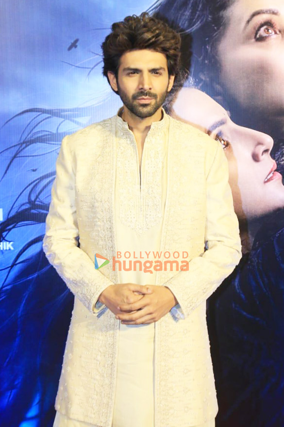 photos kartik aaryan vidya balan madhuri dixit and others snapped at the bhool bhulaiyaa 3 song launch 5