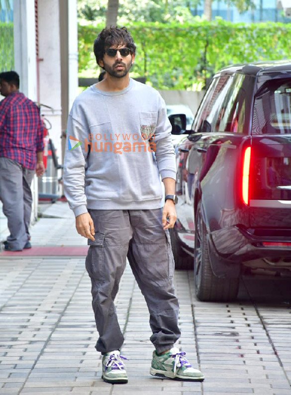 photos kartik aaryan snapped at t series office in andheri 1 3