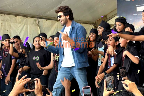 photos kartik aaryan snapped while promoting the title track of bhool bhulaiyaa 3 with his fans in hyderabad 4