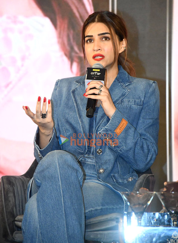 photos kriti sanon and kanika dhillon snapped interacting at the bollywood hungama ott fest 2024 at taj lands ends mumbai 6
