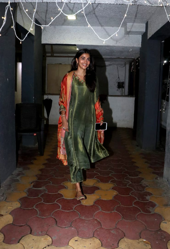 photos pooja hegde snapped celebrating diwali outside her house 5 2