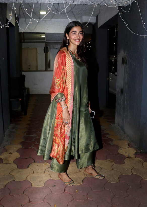 photos pooja hegde snapped celebrating diwali outside her house 5 3