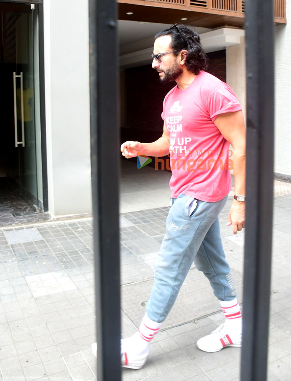 Photos: Saif Ali Khan snapped at Soha Ali Khan’s house in Bandra Photos: Saif Ali Khan snapped at Soha Ali Khan’s house in Bandra
