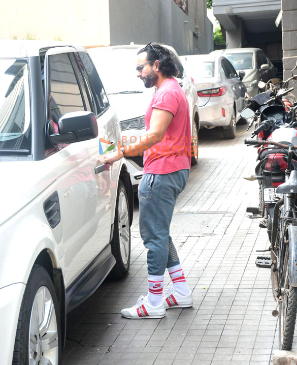 photos saif ali khan snapped at soha ali khans house in bandra 2 2