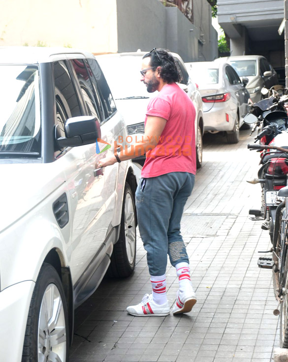 photos saif ali khan snapped at soha ali khans house in bandra 3 2