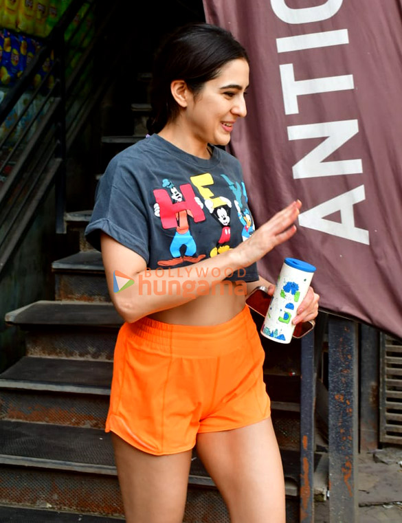 photos sara ali khan snapped outside the gym in juhu 2