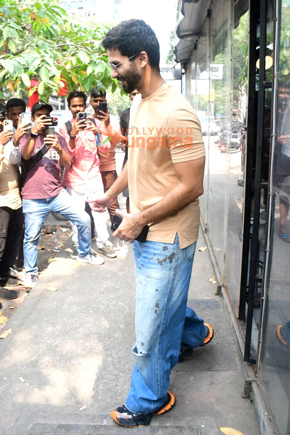 Photos: Shahid Kapoor spotted at outside a cafe in Bandra Photos: Shahid Kapoor spotted at outside a cafe in Bandra